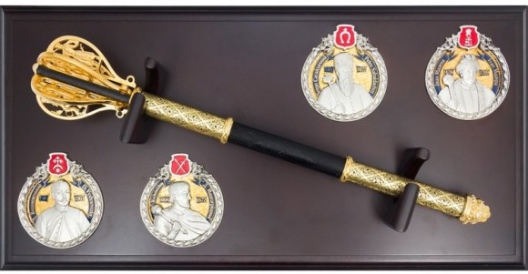 Булава (пернач) в футляре с гетманами Украины