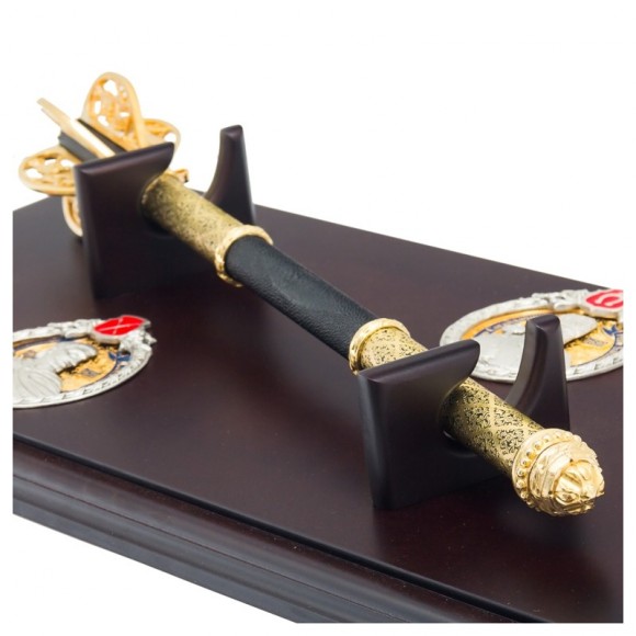 Булава (пернач) в футляре с гетманами Украины