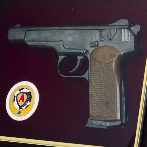 Подарунковий настінний колаж пістолет ПС і емблема Альфа