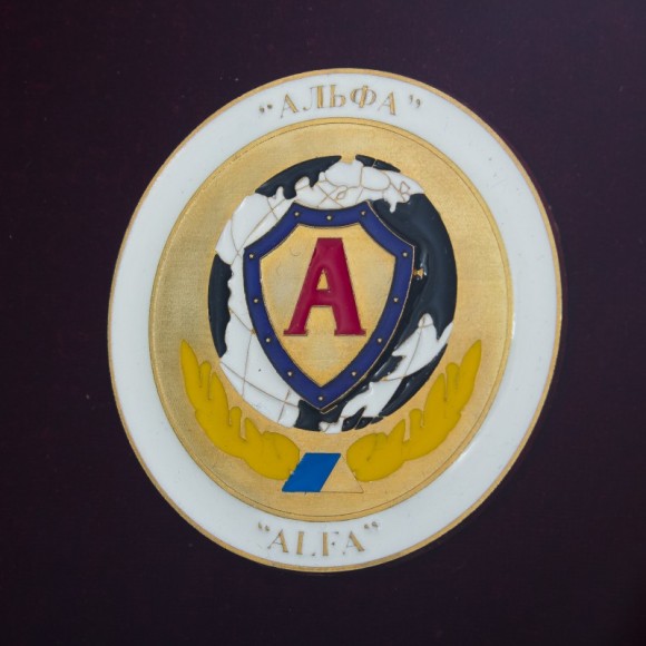 Подарунковий настінний колаж пістолет ПС і емблема Альфа