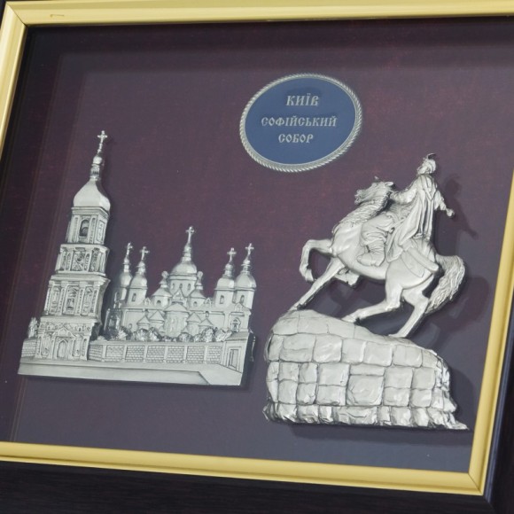 Колаж "Богдан Хмельницький на тлі Софійського собору" Колаж "Богдан Хмельницький на тлі Софійського собору"