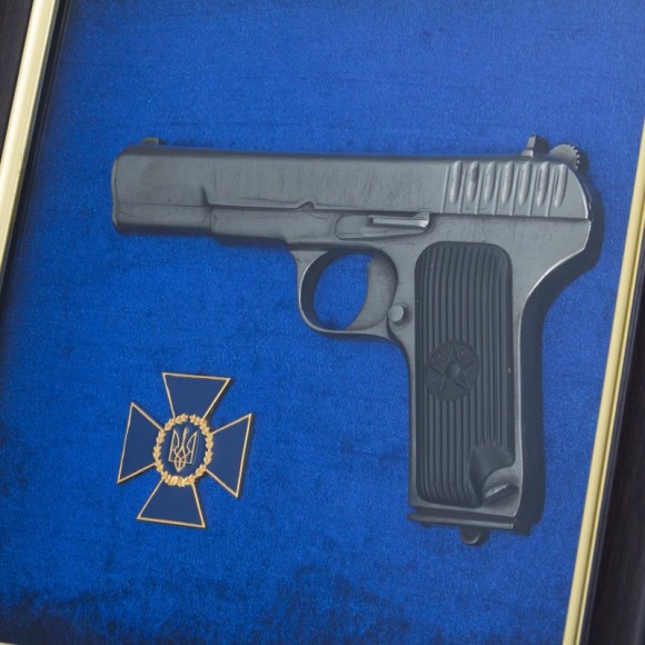 Подарунковий настінний колаж пістолет ТТ і емблема СБУ