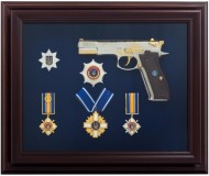 Подарунковий настінний колаж пістолет Форт з нагородами Подарунковий настінний колаж пістолет Форт з нагородами