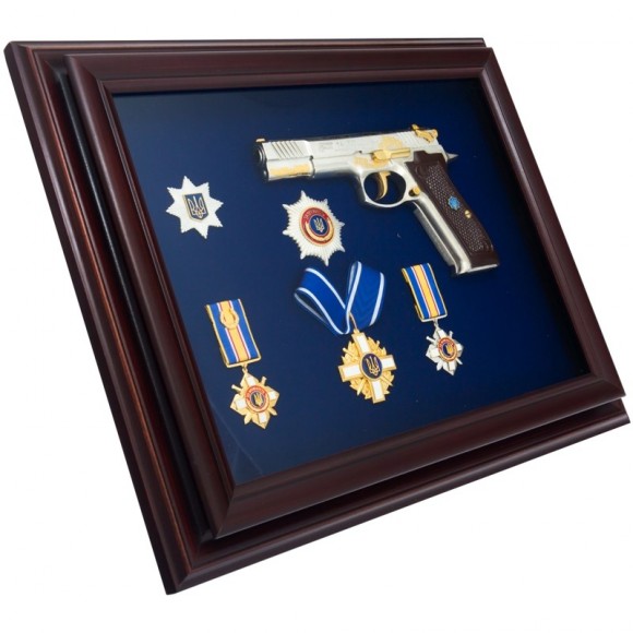 Подарунковий настінний колаж пістолет Форт з нагородами