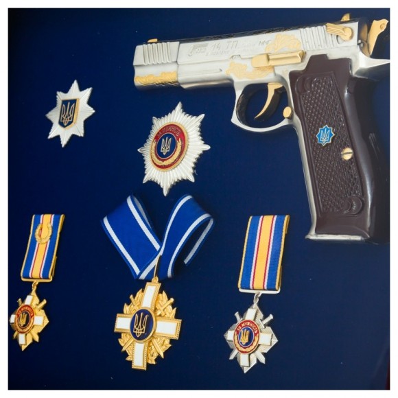 Подарунковий настінний колаж пістолет Форт з нагородами