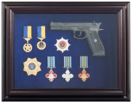 Подарунковий настінний колаж пістолет Форт з нагородами