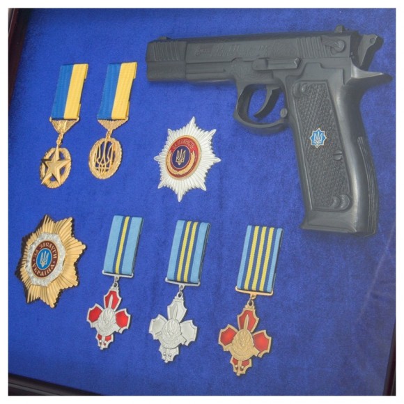 Подарунковий настінний колаж пістолет Форт з нагородами