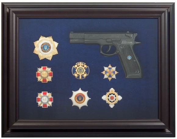 Подарунковий настінний колаж пістолет Форт з нагородами Подарунковий настінний колаж пістолет Форт з нагородами