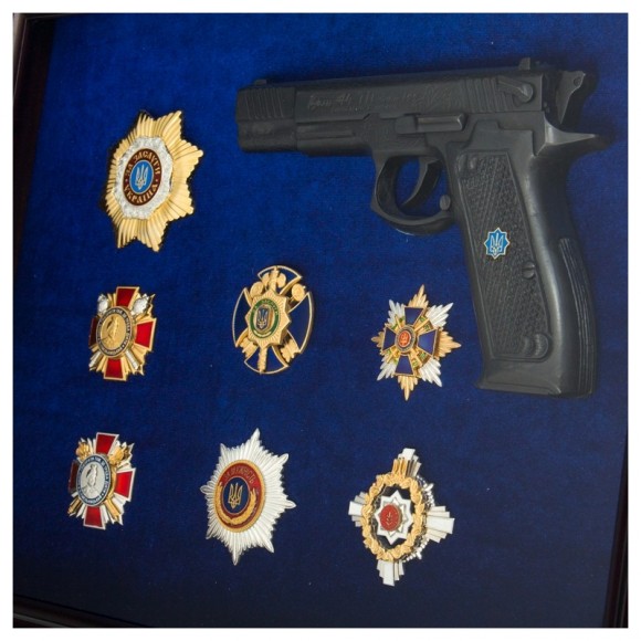 Подарунковий настінний колаж пістолет Форт з нагородами Подарунковий настінний колаж пістолет Форт з нагородами