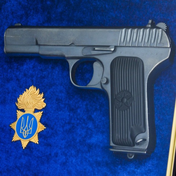 Подарочный коллаж на стену пистолет ТТ и эмблема Национальной гвардии Украины Подарочный коллаж на стену пистолет ТТ и эмблема Национальной гвардии Украины