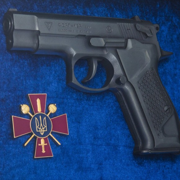 Подарунковий настінний колаж пістолет Форт з емблемою Міністерство оборони України