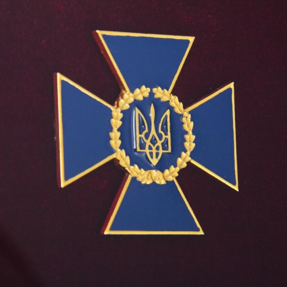 Подарунковий настінний колаж пістолет Макарова та емблема СБУ Подарунковий настінний колаж пістолет Макарова та емблема СБУ