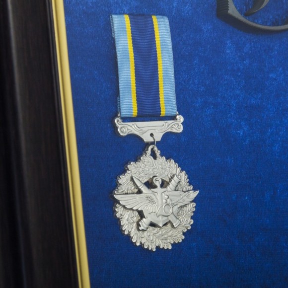 Подарунковий настінний колаж пістолет Форт з нагородами Подарунковий настінний колаж пістолет Форт з нагородами