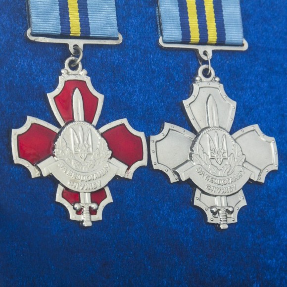 Подарунковий настінний колаж пістолет Форт з нагородами Подарунковий настінний колаж пістолет Форт з нагородами