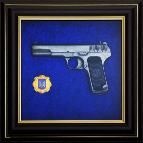 Подарунковий настінний колаж пістолет ТТ і емблема МВС Подарунковий настінний колаж пістолет ТТ і емблема МВС