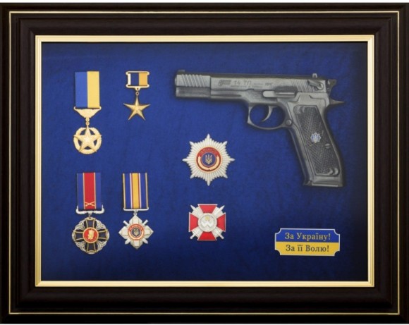 Подарунковий настінний колаж пістолет Форт з нагородами Подарунковий настінний колаж пістолет Форт з нагородами