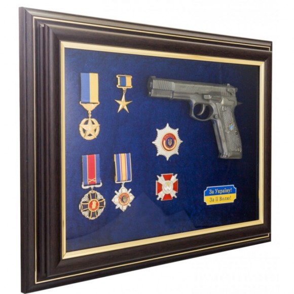 Подарунковий настінний колаж пістолет Форт з нагородами Подарунковий настінний колаж пістолет Форт з нагородами
