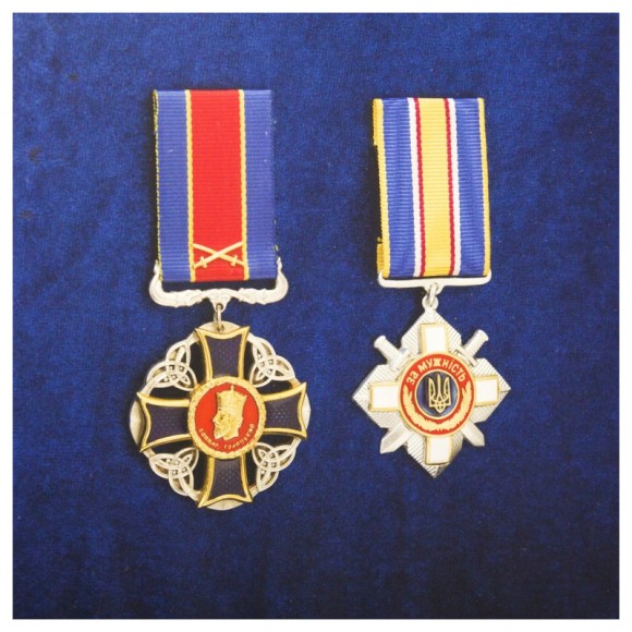 Подарунковий настінний колаж пістолет Форт з нагородами Подарунковий настінний колаж пістолет Форт з нагородами