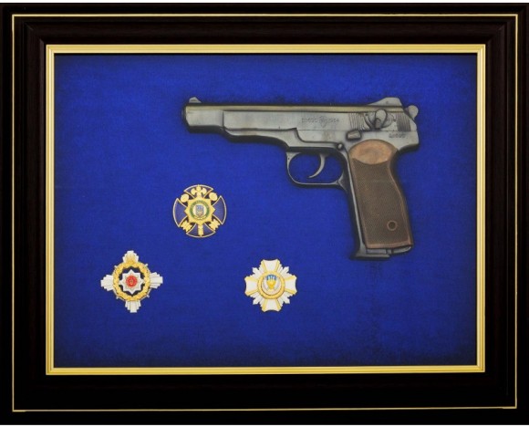 Подарунковий настінний колаж пістолет Стєчкіна і нагороди МВС України Подарунковий настінний колаж пістолет Стєчкіна і нагороди МВС України