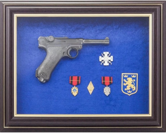 Подарунковий настінний колаж пістолет Парабелум з нагородами УПА
