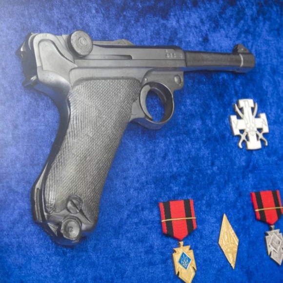 Подарунковий настінний колаж пістолет Парабелум з нагородами УПА